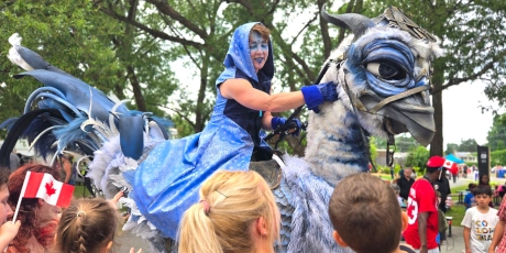 Personnage marionnette géante.