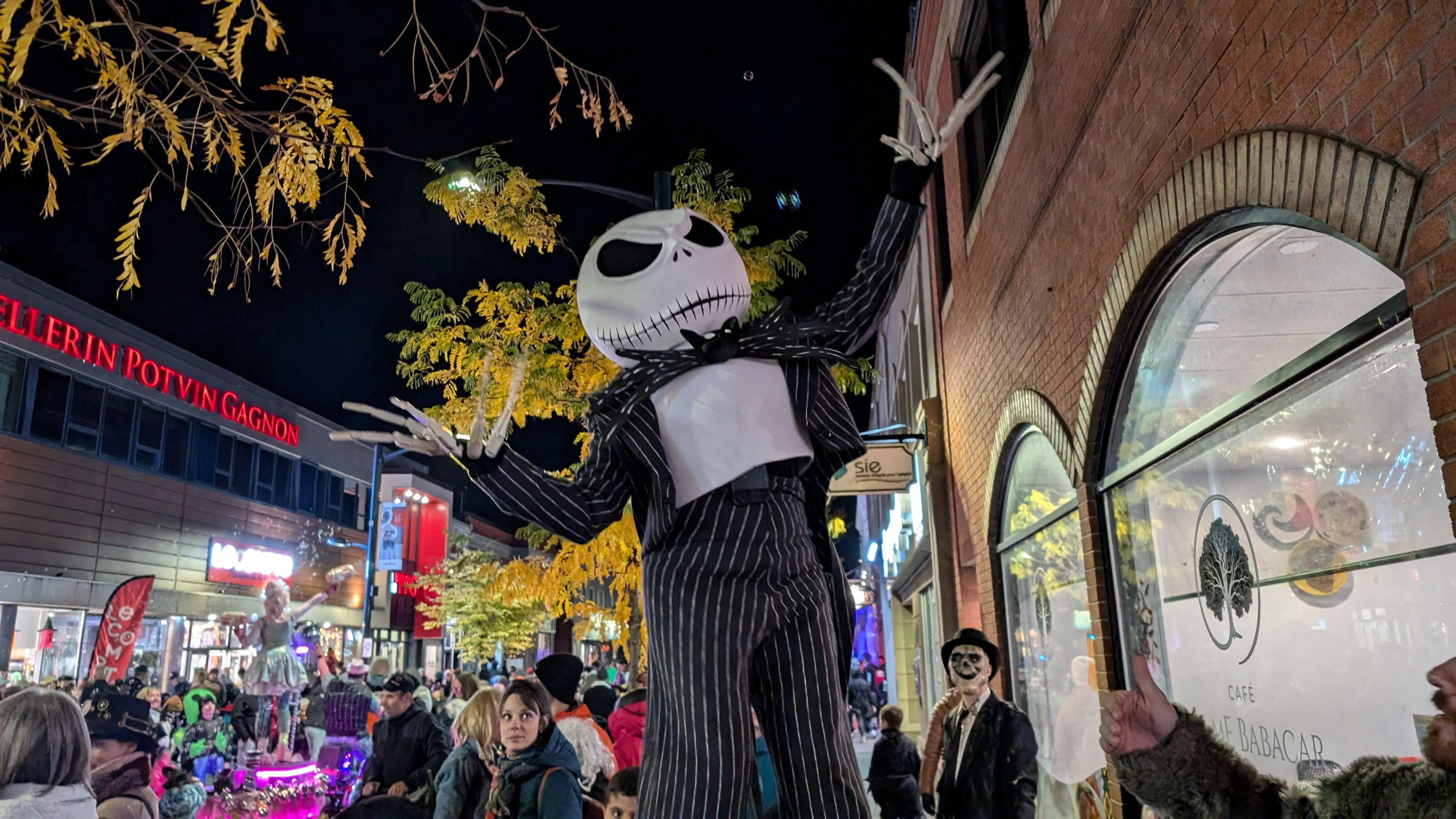 Animation Halloween à Victoriaville – personnages et artistes de rue