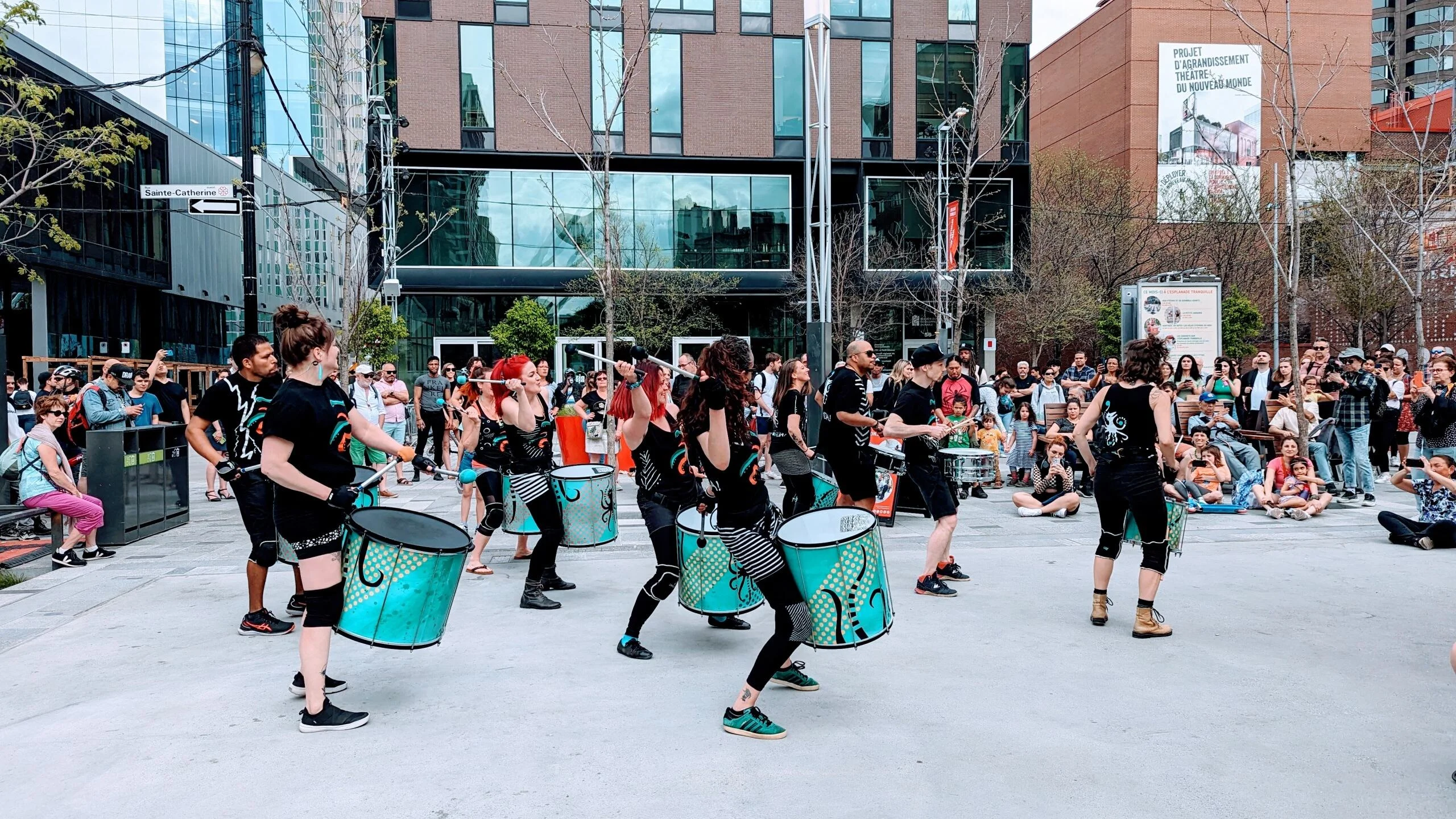 Quartier des spectacles de Montréal – animation de rue et artistes
